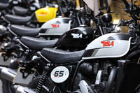 英国では黒も含めた3色が用意される「スクランブラー650」だが、日本へは「ビクターイエロー」「サンダーグレー」の2種類のカラーバリエーションが導入される。