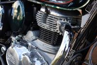 幾重にも重なった冷却フィンが美しい、349ccの空冷単気筒エンジン。ボア72mm×ストローク85.8mmというロングストローク型で、低回転域から力強い特性のため扱いやすい。