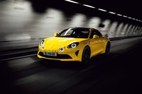 ひまわり色の「アルピーヌA110」期間限定で受注スタートの画像