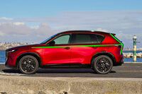 同様のモチーフは新型「CX-5」にも用いられているが、こちらはやや表現が控えめ。そもそもこうした矢印型のイメージは、カーデザインではそれほど珍しいものではないので、この程度では“個性”と表せるほど印象には残らない。