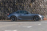 ボディーサイズは全長×全幅×全高=4265×1775×1310mmで、先代モデルよりも25mm長く、10mm低くなった。2575mmのホイールベースは5mm伸びているが、実質は変わらないと考えていい。