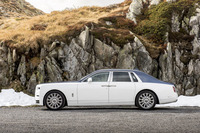 フロントが短くリアが長いオーバーハング、直立したフロントエンドと流れるようなリアエンドなど、「ファントム」伝統のプロポーションは新型にも引き継がれている。