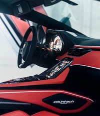 21世紀の「カウンタック」のコックピットは極めて現代的。液晶パネル上に、カラフルなメーターのグラフィックが浮かび上がる。