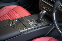 トランスミッションはZF製の8段ATを採用。シフトセレクターの基部にはドライブモードセレクターなどが並んでいる。