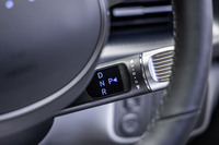 シフトセレクターは「アイオニック5」と同じくウインカーレバーの下にレイアウトされる。先端部分を上にひねるとDレンジに、手前にひねるとRレンジに入り、レバートップのボタンを押すとPレンジになる。