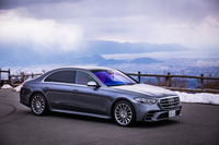 今回試乗した車両には、内外装をスポーティーに演出するオプションの「AMGライン」(103万2000円)が組み込まれていた。外板色は写真の「セレナイトグレー」を含む全11色がラインナップされる。