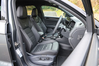 「チタンブラック」表皮の電動レザーシートは、アダプティブシャシーコントロール“DCC”パッケージとのセットとなる30万8000円の有償オプション。