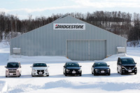 構内のワインディング路での試乗に用意された5台の試乗車。軽自動車やミニバン、高級セダンなど、幅広い車種に対応できる豊富なサイズバリエーションも「ブリザックVRX2」の特徴。その種類は、135/80R12から245/40R20まで、全109種類にのぼる。