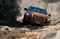 ドライブモードは「NORMAL」「ECO」「GRAVEL」「SNOW」「MUD」「SAND」「ROCK」の7種類で、スロットルレスポンスやトラクションコントロール、6段ATの制御に加え、ブレーキ式のヨーコントロールやブレーキLSDなどの制御も変化する。