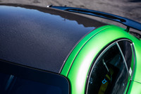 ルーフや大型化されたフロントフェンダーには、軽量なカーボンファイバーが使用されている。試乗車には未装着だったが、さらに軽量化を図るスポイラーやドアミラー、リアディフューザーなどをカーボン製とする「AMGエクステリアカーボンパッケージ」も設定されている。