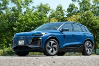 ボンネットを強調したBEVらしからぬボディーの寸法は、全長×全幅×全高=4770×1940×1695mm。「S lineパッケージ」を選択すると全幅が25mm拡幅され、また同パッケージないしエアサスペンションを装備すると、全高が25mm下がる。