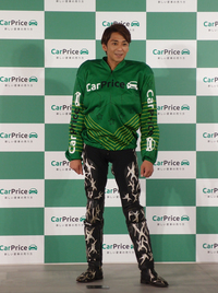 森 且行選手は、カープライスデザインのオートレース用ウエアをまとって登場。「初めて手に入れたクルマは、20歳の誕生日を記念して買った真っ白なフェラーリでした」などと、マイカーに関するエピソードも披露した。