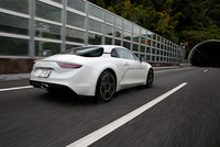 今回は、渋滞の高速道路(15kmほど)や市街地を含め約290kmを走行。燃費は満タン法で8.6km/リッター、車載の燃費計で9.1km/リッターを記録した。