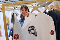 2025年1月のピッティでアバルトのコラボレーション第1弾を発表したジーンズブランド、トラマロッサ(当連載第894回参照)は、2026年春夏コレクションもリリースした。イラストは「フィアット・アバルト1000OT」か。