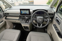 標準モデル「エアー」のインストゥルメントパネルまわり。同グレードに見る明るくカジュアルな車内空間は、ライバルにはない独自の心地よさを追求したものとなっている。(写真:向後一宏)