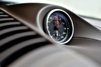 試乗車は「スポーツクロノパッケージ」装着車。ダッシュボードの中央にストップウオッチが設置される。