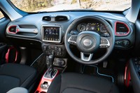 インテリアカラーはブラックのみの設定。センターコンソールやドアパネルにあしらわれたオレンジアクセントがよく映える。