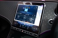 リチウムイオンバッテリーは「MBUX」を通じて細かく管理できる。ナビゲーションで充電施設を目的地にすると、到着予定時刻に合わせてバッテリー温度を調節してくれる機能もある。