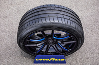 「イーグルF1スーパースポーツ」のサイズバリエーションは225/45ZR18から285/30ZR21までの全20種類。いずれもオープン価格での販売となる。写真は255/40R19サイズ。