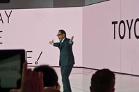 続いて姿を現した、”リアルな”豊田社長。たびたびVTuberモリゾウと入れ替わりながら、未来のモビリティーに対する考えを披露した。