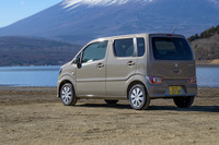 この試乗車のボディーカラーは改良を機に追加設定された「ルーセントベージュパールメタリック」。「ワゴンR」にははやりのツートンカラーの設定はない。