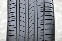 排水性に配慮した、太い3本の主溝が目を引くトレッドパターン。コーナリング時の操縦安定性を高めるため、非対称パターンのデザインを取り入れることでアウト側のトレッドを高剛性化している。