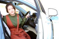 <プロフィール>
生田佳那(いくた かな)
タレント活動のかたわら、コンドルタクシーにて運転手として勤務する“美し過ぎるタクシードライバー”。大学卒業後に新卒でタクシー会社へ入社。その存在が雑誌に取り上げられ、話題となる。タレント、女優として映画やドラマなど多方面で活躍するようになった今日でも、週に1〜2回ほど都内を中心にタクシーを走らせている。