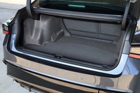 「IS300」の荷室。トランクのふたや前後ドアを軽量化することで、走行時に生じる慣性モーメントの低減が図られている。