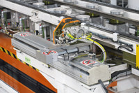 ラインに設けられた、土台の位置を微調整するアクチュエーター。0.5mm単位でアンダーフロアの位置を調整し、スムーズで正確な組み付けを実現している。