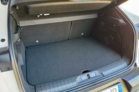 ラゲッジスペースの容量は400リッター。後席を倒せば、1265リッターまで拡張できる。(写真:嶋田智之)