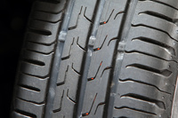 「エココンタクト6」では、リブの左右でエッジの形状が異なっている。内側(写真向かって左)のエッジが角の立った形状となっているのに対し、外側(同右)のエッジは丸みを帯びている。コーナーでクルマが踏ん張った際に、エッジが巻き込んでしまうのを防いでいるのだ。