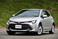 フロントまわりは、エッジの効いたデザイン処理が随所に施されている。