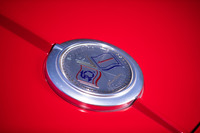 デザインモチーフとされた「コルベット(C2)」で給油口にあたる部分は、光岡自動車50周年を記念したデザインのエンブレムになっている。