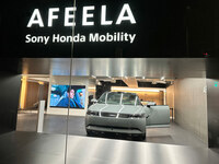 夜、西銀座の「アフィーラ」のショールームで。