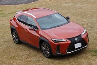 ボディーカラーは、レクサス初の「ブレージングカーネリアンコントラストレイヤリング」(写真)を含む全13色がラインナップされる。