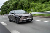 駆動用バッテリーの容量は74.69kWh。4WDモデルの一充電走行距離(WLTCモード)は標準で667kmながら、今回の試乗車はオプションの20インチホイールを装着していたため、627kmとなっている。