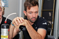 報道陣の質問に答えるマチュー・バキシビエール選手。2022年のWECでは複数回の勝利を挙げた、アルピーヌのエースドライバーである。