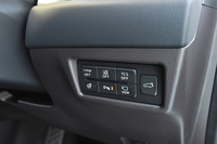 運転席の前方には、ステアリングホイールのヒーターやハッチゲート、安全装備の操作スイッチが並ぶ。