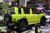 3ドア車よりもホイールベースが340mm延長された「ジムニー5ドア」。見るからに「長い」という印象だが、絶対的には全長3985mmとコンパクト。