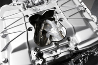 Vバンク内に据えられる、ルーツ式のスーパーチャージャー。