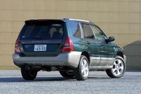 フォレスターの4WDシステムに大きな変更はない。AT車が前輪駆動をベースに、電制多板クラッチで必要に応じて後輪にトルクを配分する「アクティブトルクスプリット4WD」、MT車がセンターデフにビスカスカプリングを組み合わせた「ビスカスLSD付センターデフ方式4WD」。ATのターボモデルは、オプション装備としてアンチスピンデバイスを搭載した「VDC-4WD」も選択可能だ。