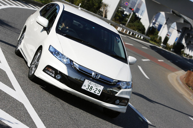 【スペック】全長×全幅×全高=4395×1695×1435mm/ホイールベース=2550mm/車重=1210kg/駆動方式=FF/1.5リッター直4SOHC8バルブ(111ps/6000rpm、14.5kgm/4800rpm)、モーター(14ps/1500rpm、8.0kgm/1000rpm)/価格=256万円(テスト車=267万5500円/車体色プレミアムホワイトパール=3万1500円/前席用i-サイドエアバッグシステム+サイドカーテンエアバッグシステム=8万4000円)
