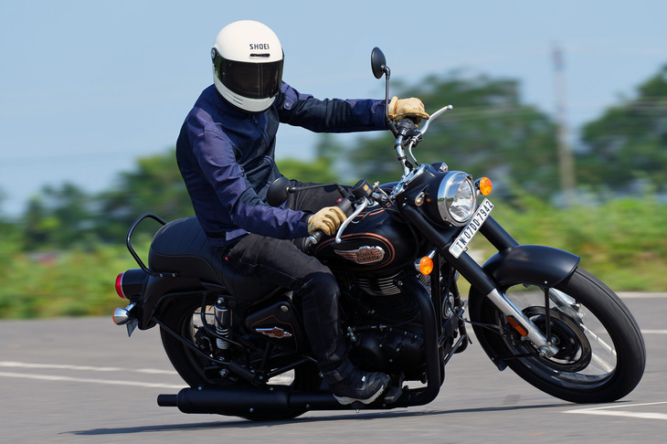 「ブリット350」の走りを確かめる筆者。同じエンジンと車両骨格を用いる“350シリーズ”なのに、モデルごとに確かにキャラクターが異なるのが面白い。