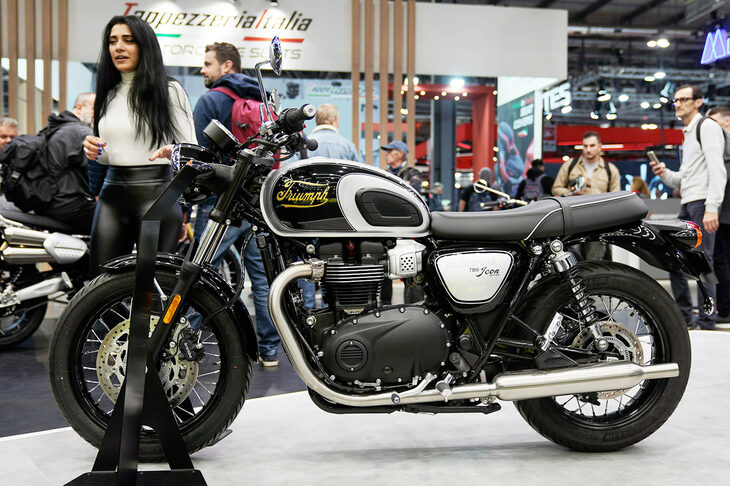 トライアンフは、クラシカルな筆記体のロゴマークが描かれた特別限定モデル「アイコンエディション」を発表。写真の「ボンネビルT100」のほか、「ボンネビルT120」「スクランブラー900/1200X/1200XE」「ボンネビル ボバー」「ボンネビル スピードマスター」の各モデルに設定している。