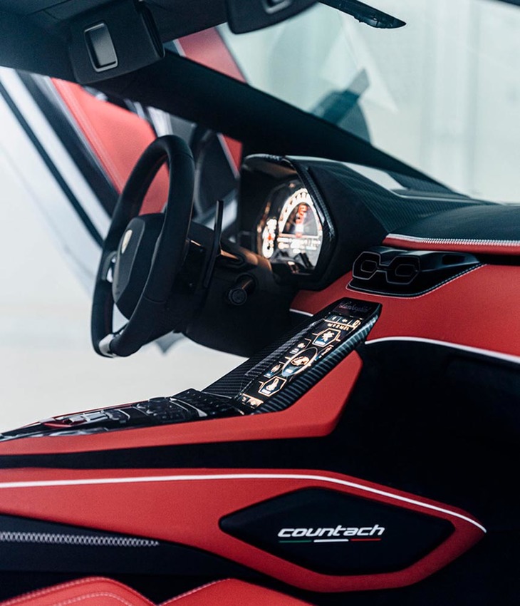 21世紀の「カウンタック」のコックピットは極めて現代的。液晶パネル上に、カラフルなメーターのグラフィックが浮かび上がる。