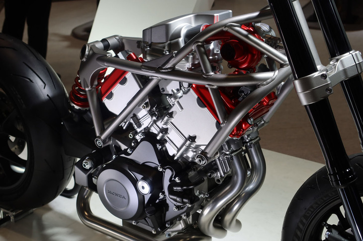 「電動過給機付きV型3気筒エンジン」の展示。