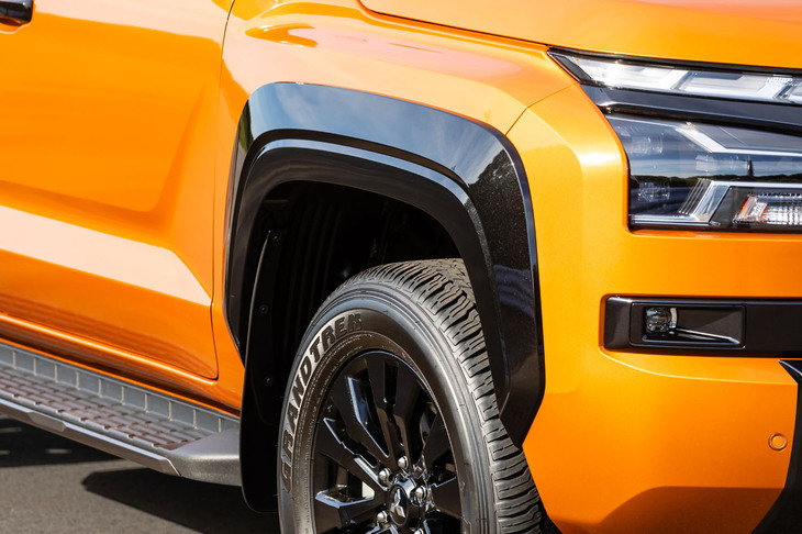 三菱トライトンGSR(フロントフェンダー)