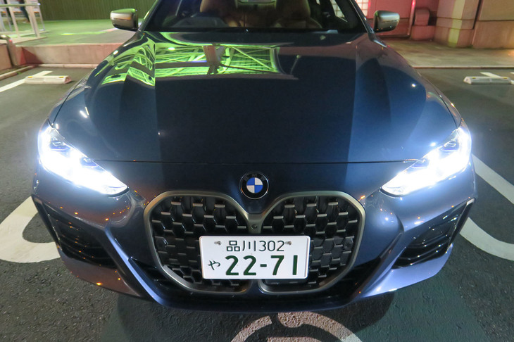 夜の首都高で新型「4シリーズ クーペ」に乗っていたら、やたらと前のクルマが進路を譲ってくれた。この迫力あるフロントマスクのせいか? 夜でもルームミラー越しに見えるのだろうか。