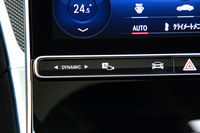 「ダイナミックセレクト」はタッチスクリーン下段左端のスイッチでも操作可能だが、小さいうえに運転席から遠く、やや操作しづらい。