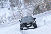 志賀高原を目指して、雪の積もったワインディングロードを駆け登る。